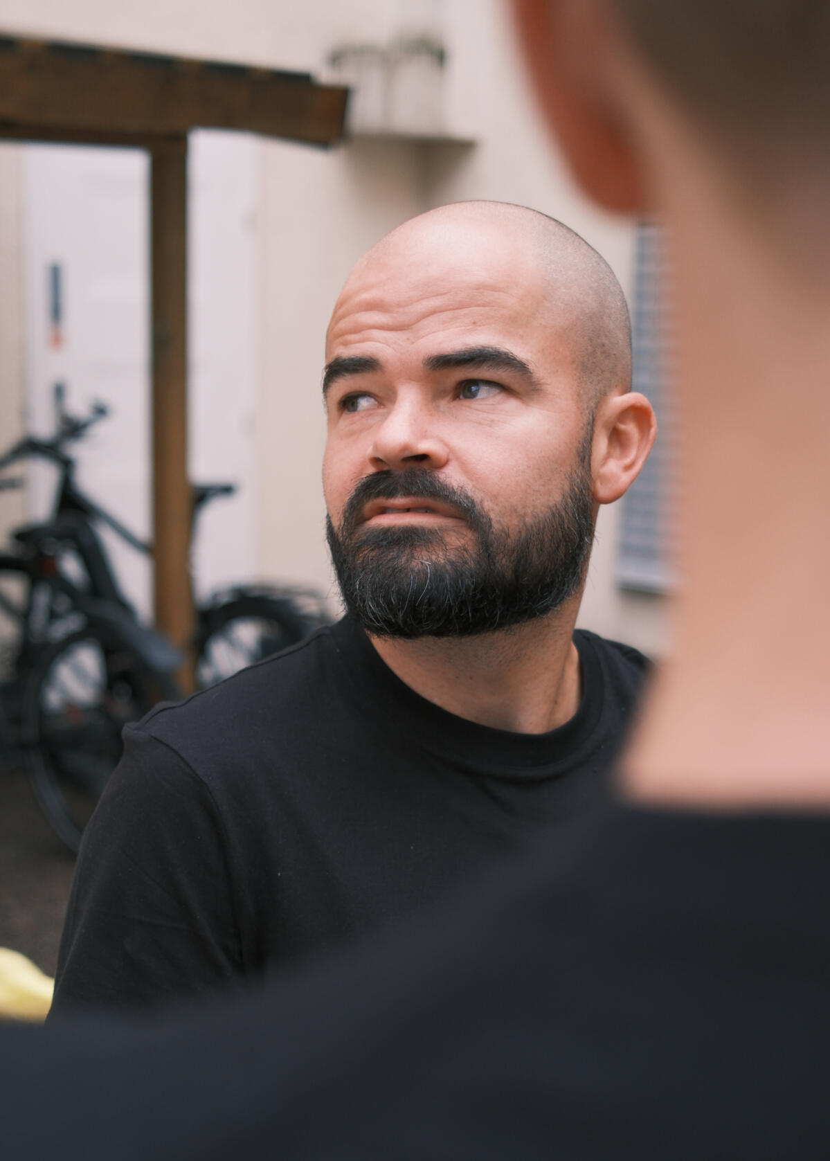 To personer inspiserer et rom under et flippeprosjekt
